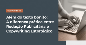 Banner institucional para artigo de blog com design minimalista e moderno. À esquerda, sobre um bloco de fundo cinza-escuro, destaca-se uma etiqueta retangular terracota com a palavra 'COPYWRITING' em letras brancas, seguida pelo título principal: 'Além do texto bonito: A diferença prática entre Redação Publicitária e Copywriting Estratégico'. À direita, há uma fotografia recortada em tons de cinza mostrando as mãos de uma pessoa digitando em um notebook sobre uma mesa de madeira.