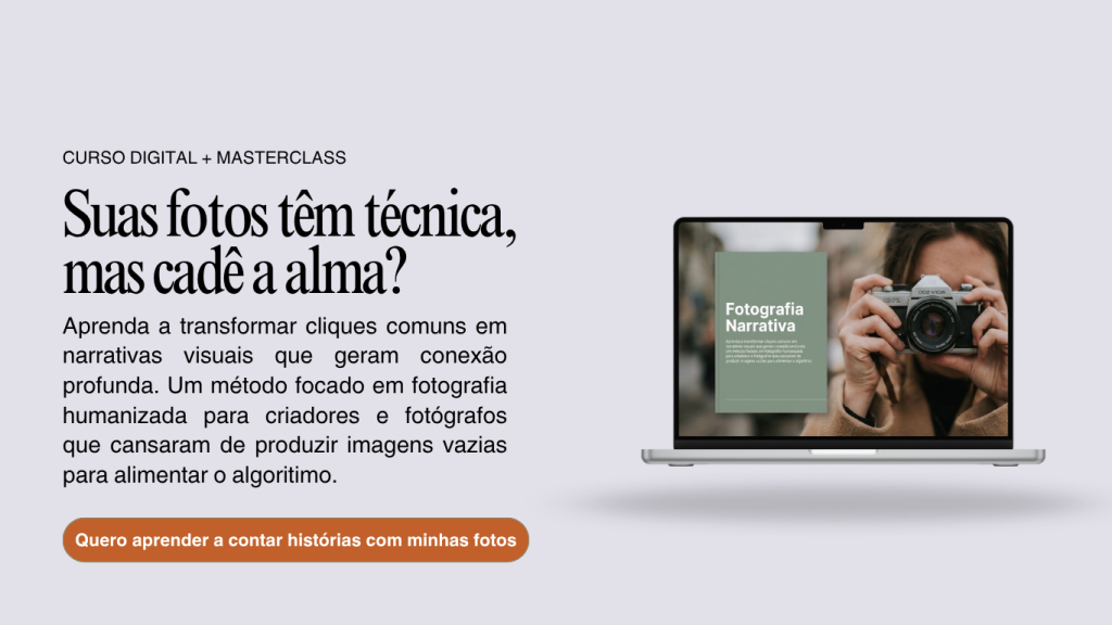 Banner institucional de formato horizontal com fundo cinza-claro apresentando um curso digital e masterclass. No lado esquerdo, em letras pretas com tipografia de serifa elegante e tamanho expandido, destaca-se o título: 'Suas fotos têm técnica, mas cadê a alma?'. Logo acima dele, há a inscrição em letras maiúsculas menores: 'CURSO DIGITAL + MASTERCLASS'. Abaixo do título, há um parágrafo descritivo sobre o método focado em fotografia humanizada e, na base, um botão oval na cor terracota com a frase 'Quero aprender a contar histórias com minhas fotos' em letras brancas. No lado direito do layout, um notebook prata exibe na tela a imagem de uma mulher segurando uma câmera fotográfica analógica em frente ao rosto, com um bloco verde-oliva sobreposto à esquerda contendo o título 'Fotografia Narrativa' e um pequeno texto de apoio.